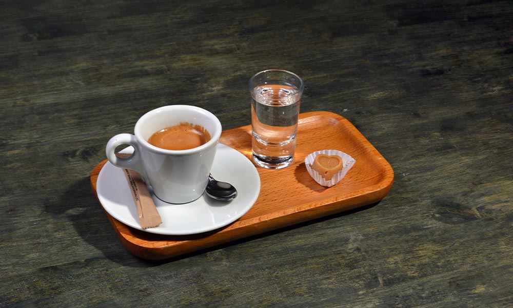 L’acqua si beve prima o dopo il caffè?