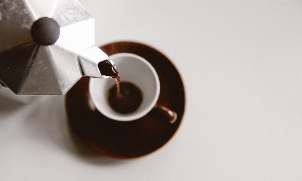 Sognare un caffè offerto: significato, interpretazioni e simbologie